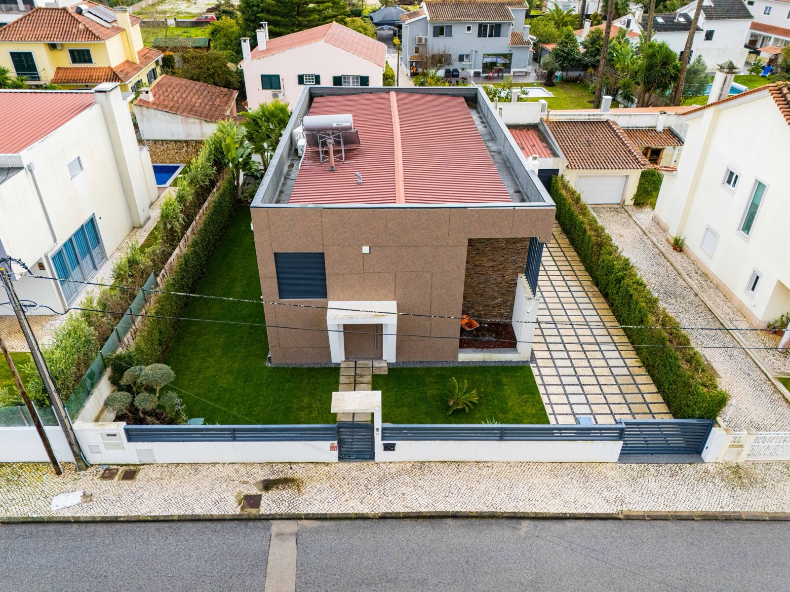 Aroeira Family Villa — Real Estate